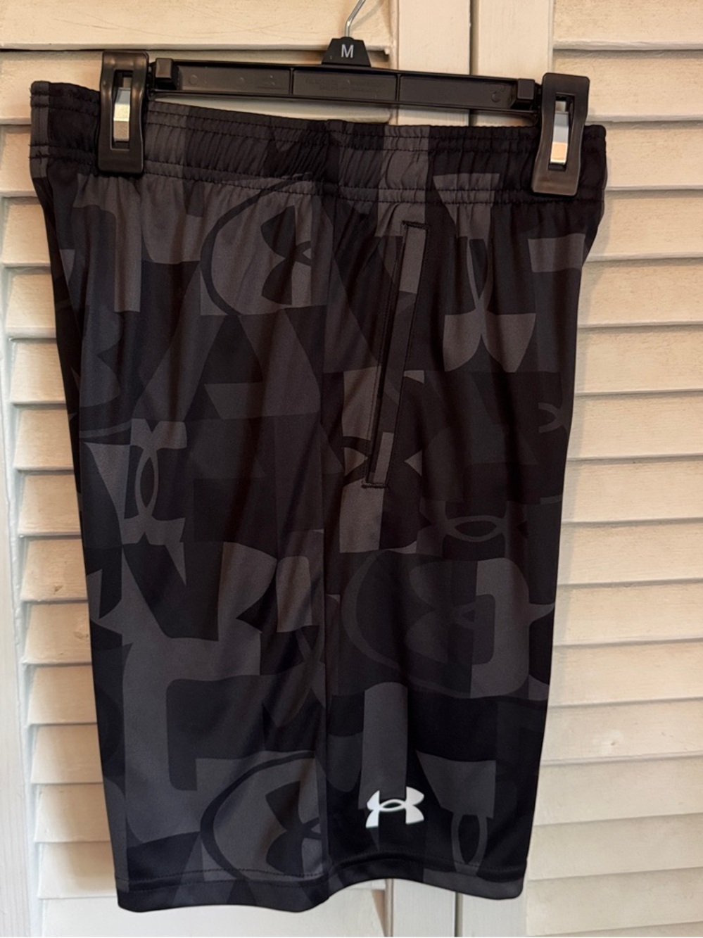 Under Armour YOUTH MEDIUM Black & Dark Gray Graphic Athletic Shorts